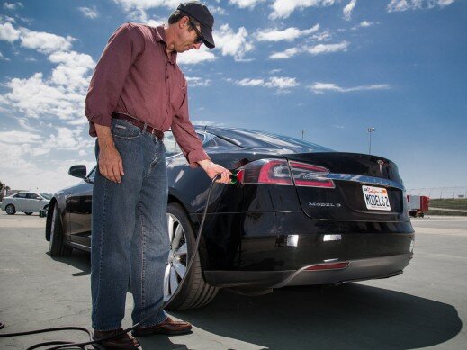 Tesla Motors разворачивает сеть бесплатных солнечных электрозаправок