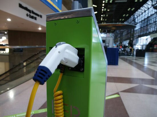 В Москве начали работу первые станции быстрой зарядки для электромобилей