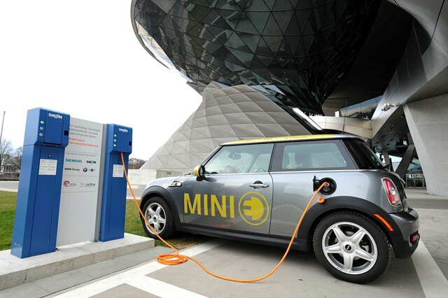 Mini-E-и-зарядная-станция-Siemens