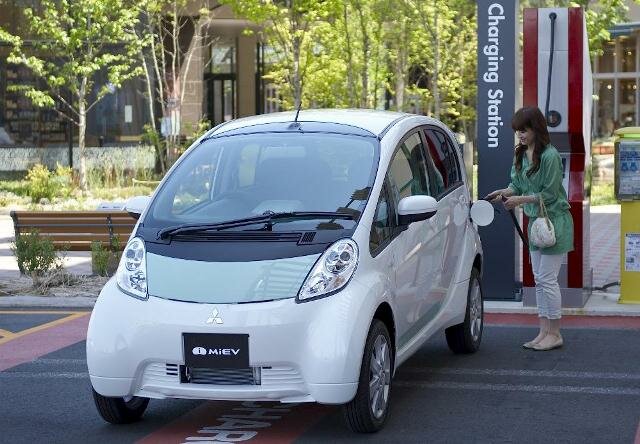 В России цена на электромобиль Mitsubishi i-MiEV упала почти в два раза В России цена на электромобиль Mitsubishi i-MiEV упала почти в два раза