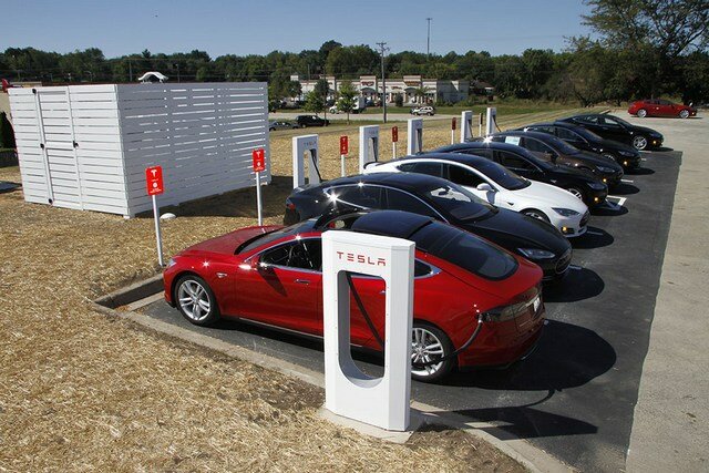 Tesla разворачивает сеть бесплатных солнечных электрозаправок для своих клиентов (Видео)